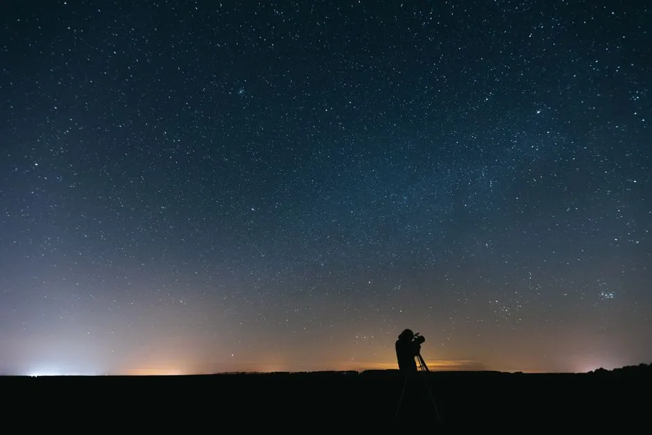 How to Observe the Moon With Binoculars